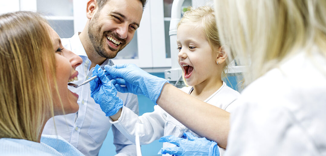 Mutter, Vater und Tochter sind beim Zahnarzt und Tochter untersucht Zähne von ihrer Mutter